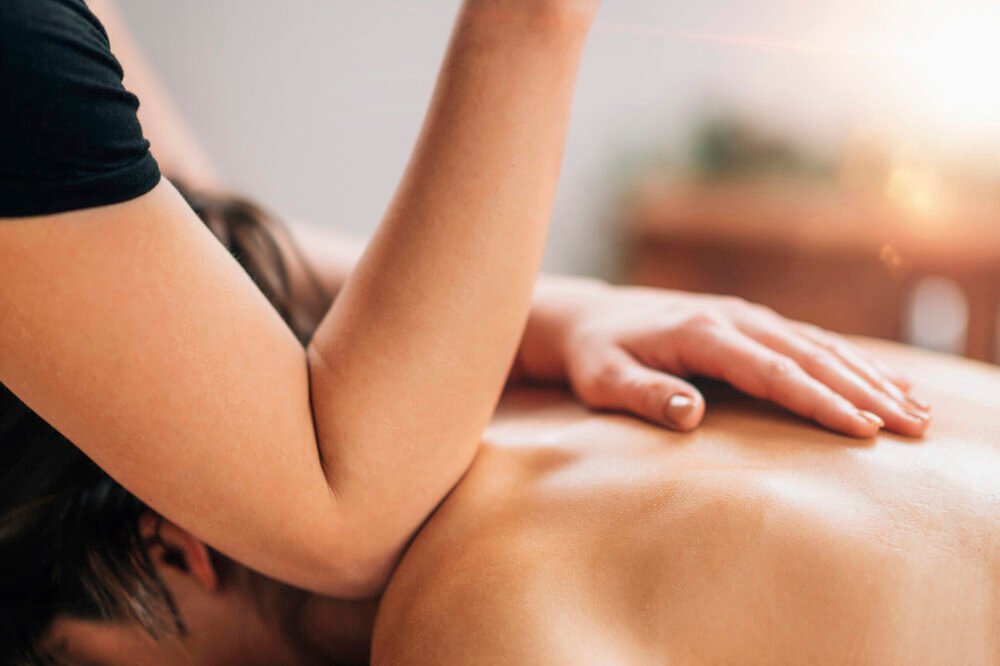 Le massage Lomi-Lomi de la Clinique de Massothérapie Descansa de Charlesbourg dans la Ville de Québec. Le massage Lomi-Lomi de la Clinique de Massothérapie Descansa de Charlesbourg dans la Ville de Québec.